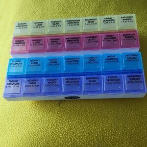 Q23 Pill organizer fab for 1 month or 1 week of 4 pills daily In Braile & French